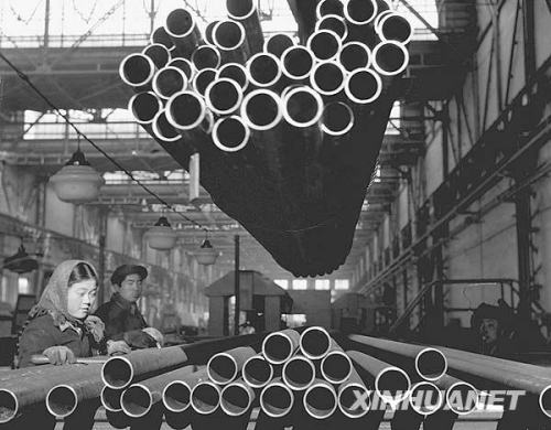 1949年7月9日，鞍山钢铁公司正式开工。