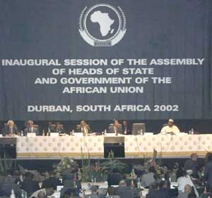2002年7月9日，非盟首届首脑会议开幕。这次会议的召开标志着一个统管非洲政治、经济、军事、文化、社会等多方面事务的全洲性的政治实体开始运作。