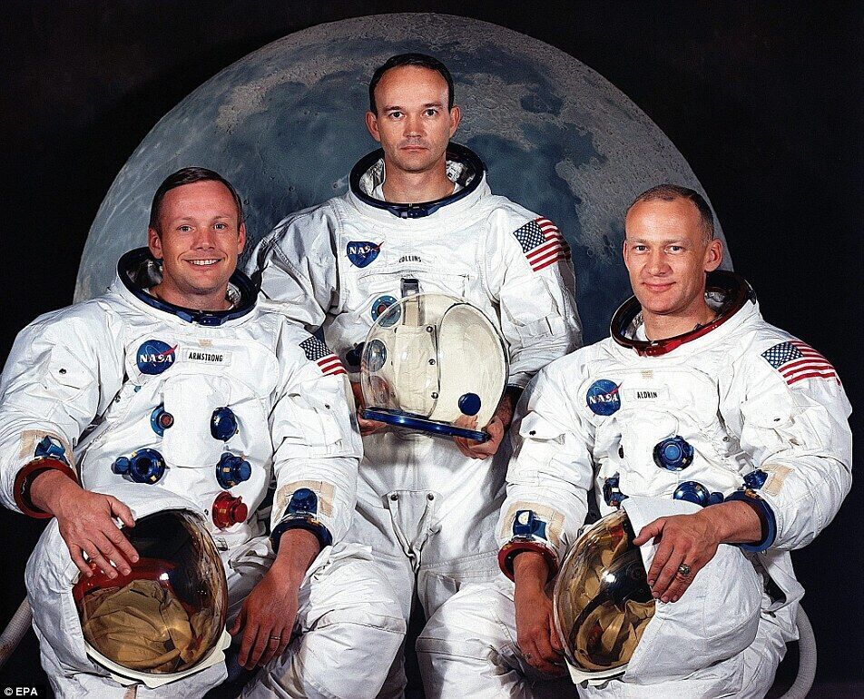1969年7月16日，装载着阿波罗11号的土星5号火箭在肯尼迪航天中心发射升空。阿波罗11号是美国国家航空航天局的阿波罗计划中的第五次载人任务，是人类第一次登月任务。1969年7月20日，阿姆斯特朗与奥尔德林成为了首次踏上月球的人类。左起：阿姆斯特朗、科林斯、奥尔德林