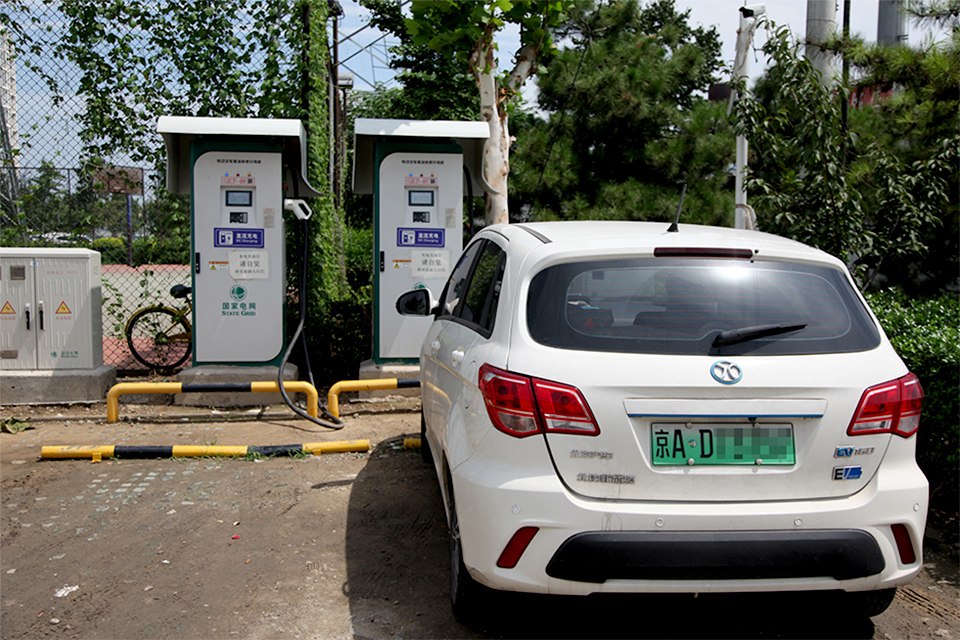 中宏网8月9日电（记者 康书源）8月9日，北京市小客车指标办通报，截止8月8日24点，个人新能源指标申请数逼近36万，因今年个人小客车指标配置完毕，新申请者或将七年后（2025年）才能排到。但目前充电桩整体规模仍明显滞后，新能源汽车与充电桩的供求之间存在诸多矛盾，要么有车无桩，要么有桩无车。