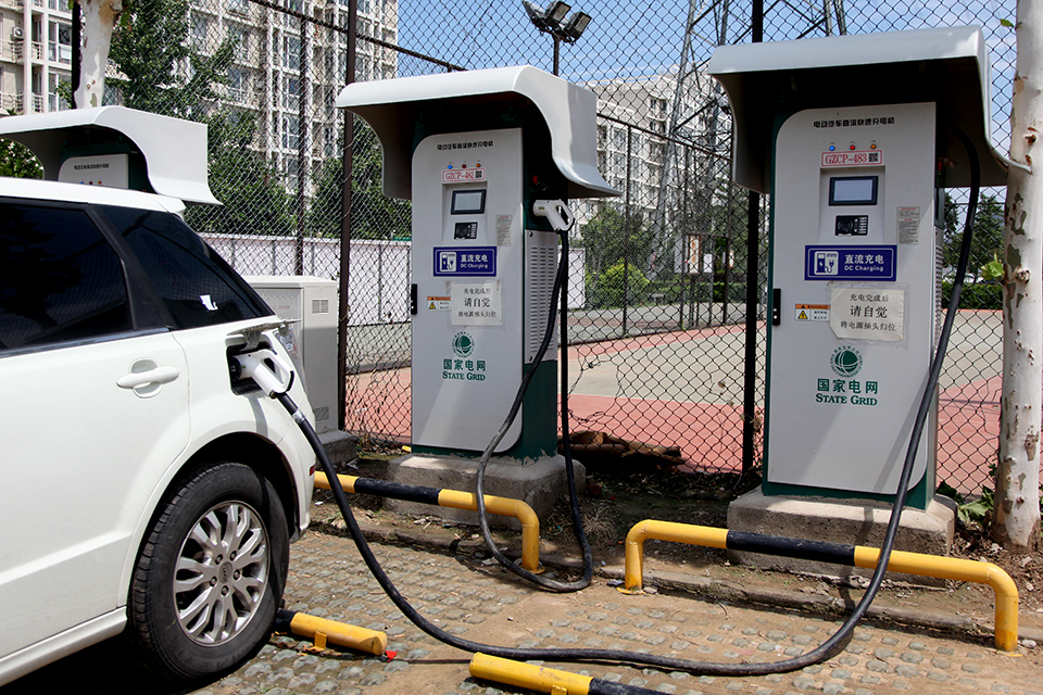 据中国充电联盟数据，截至2018年6月，公共类充电桩（交流充电桩、直流充电桩、交直流一体充电桩）拥有271751个，2018年6月较2018年5月新增公共类充电桩5520个。从2017年7月到2018年6月，月均新增公共类充电桩约8345个，2018年6月同比增长58.4%。