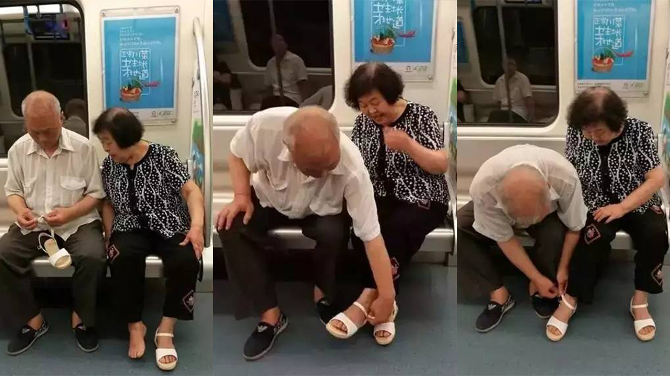 有网友在地铁上，拍到了温暖人心的一幕：一位老奶奶的鞋子坏了，她的老伴不仅帮她修好，还细心地帮她穿上。