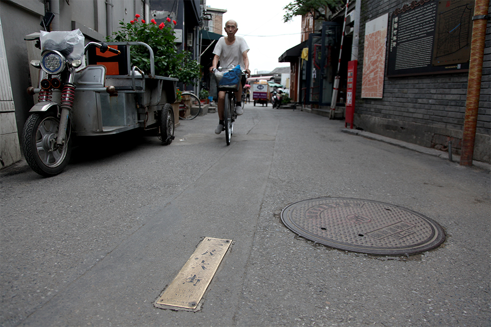 一尺大街西口，骑车路过“一尺大街”的北京大爷。