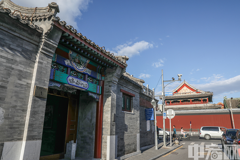五道营胡同位于北京市东城区北部，安定门立交桥东侧，这里东起雍和宫大街，西止安定门内大街，是北京一条著名的胡同。现如今，五道营胡同已经发展成一条独具创意特色的新商业街，颇具文艺气息，每天吸引着大量中外游客前来。图为胡同中古色古香的房屋，再向东便是著名的雍和宫。 中宏网记者 富宇 摄