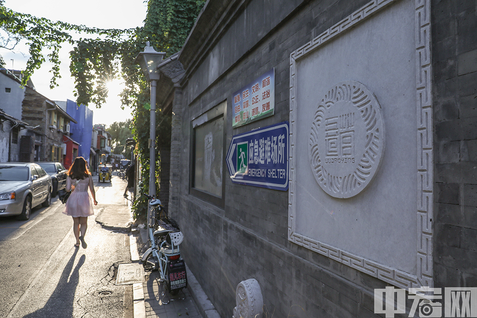 五道营胡同位于北京市东城区北部，安定门立交桥东侧，这里东起雍和宫大街，西止安定门内大街，是北京一条著名的胡同。现如今，五道营胡同已经发展成一条独具创意特色的新商业街，颇具文艺气息，每天吸引着大量中外游客前来。图为游客漫步在胡同中。 中宏网记者 富宇 摄