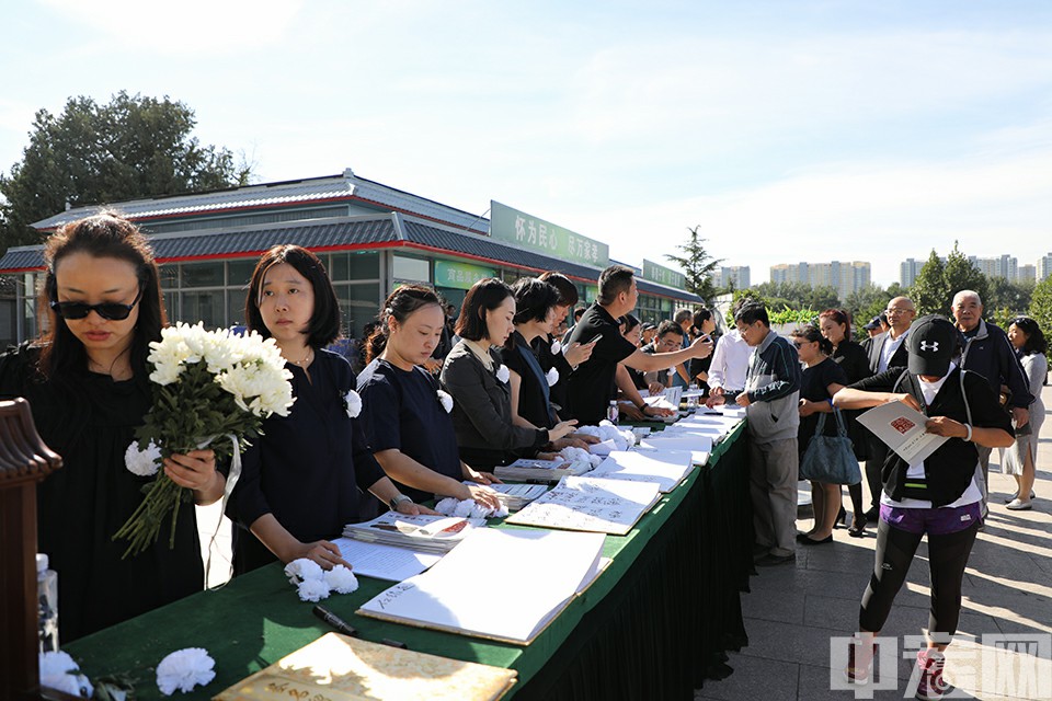 前来吊唁的群众在签到处签到。