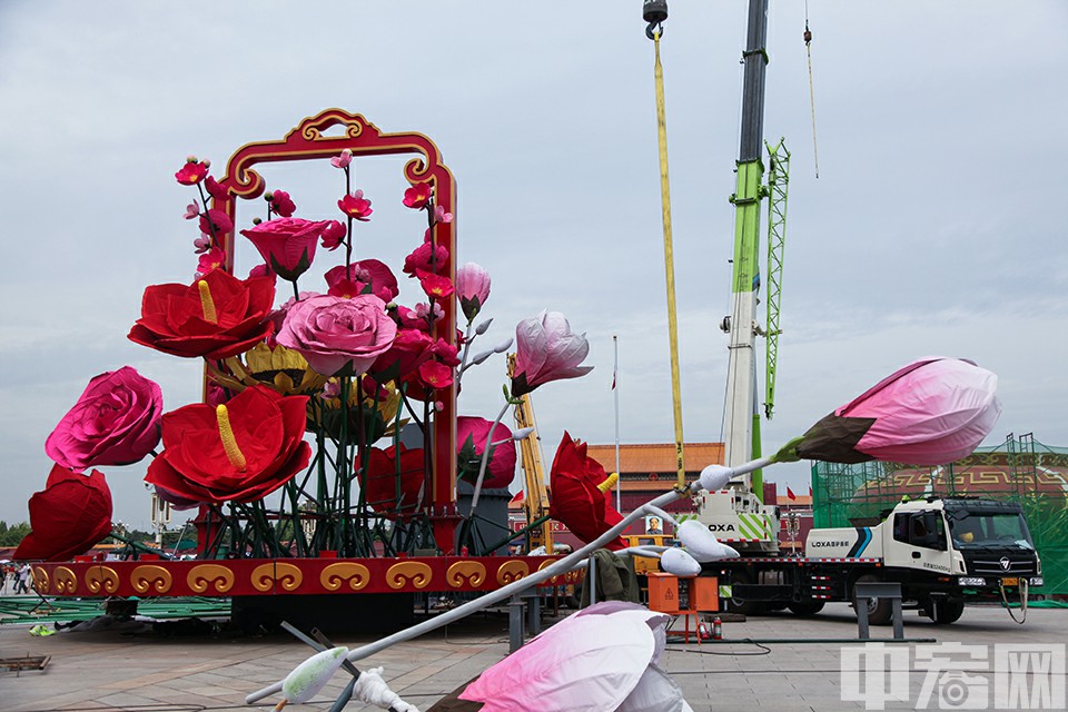 昨日，北京天安门广场“祝福祖国”巨型花篮开始安装花卉。
