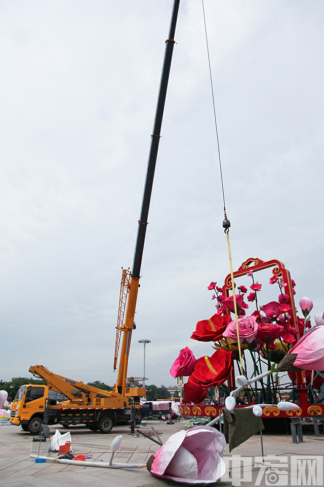 昨日，北京天安门广场“祝福祖国”巨型花篮开始安装花卉。