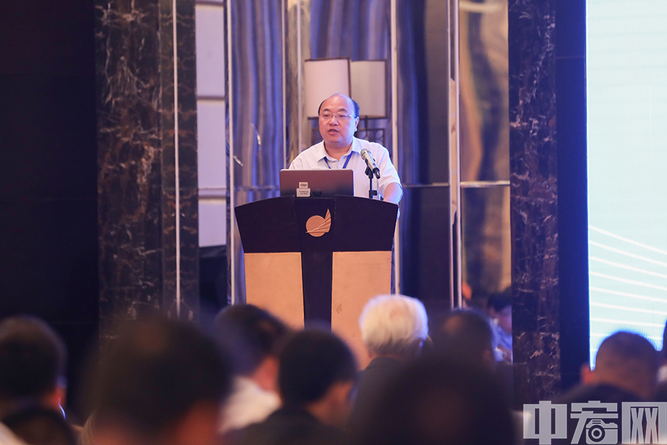 河南省发展改革委环资处薛东峰处长介绍了河南省节能工作和有关政策情况。 中宏网记者 富宇 摄影报道