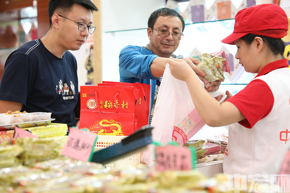 21日，记者走进北京一家稻香村门店，见到不少前来购买月饼的市民。 中宏网记者 富宇 摄