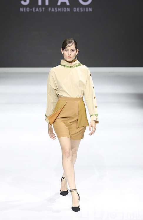 9月20日，2018北京时装周系列活动“SHAO品牌《牡丹亭》主题服装发布会”在北京方恒国际中心举行。图为模特T台展示时装。 中宏网记者 富宇 摄