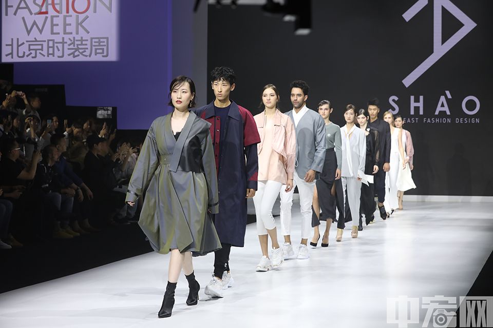9月20日，2018北京时装周系列活动“SHAO品牌《牡丹亭》主题服装发布会”在北京方恒国际中心举行。设计师汲取源自昆曲《牡丹亭》的灵感，设计出一系列融合时尚与传统文化的华美服装。 中宏网记者 富宇 摄