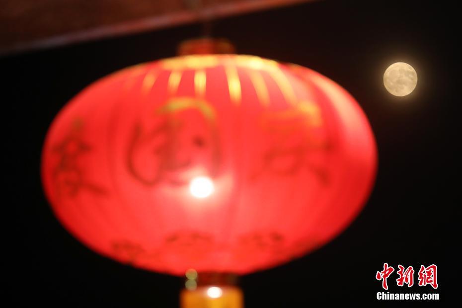 9月24日晚，一轮圆月高挂南京上空，“扮靓”中秋。 中新社记者 泱波 摄  图片来源：中国新闻网