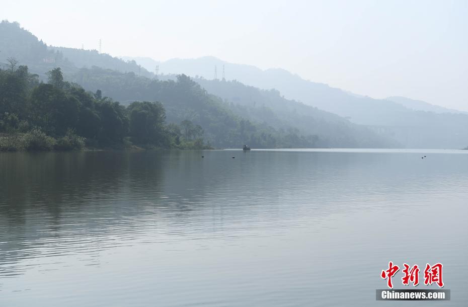 10月10日，三峡水库逼近175米蓄水，长江重庆蔺市红酒小镇段水位升高，不少小支流水位也平稳升高，呈现出与往常不同的美景。陈超 摄