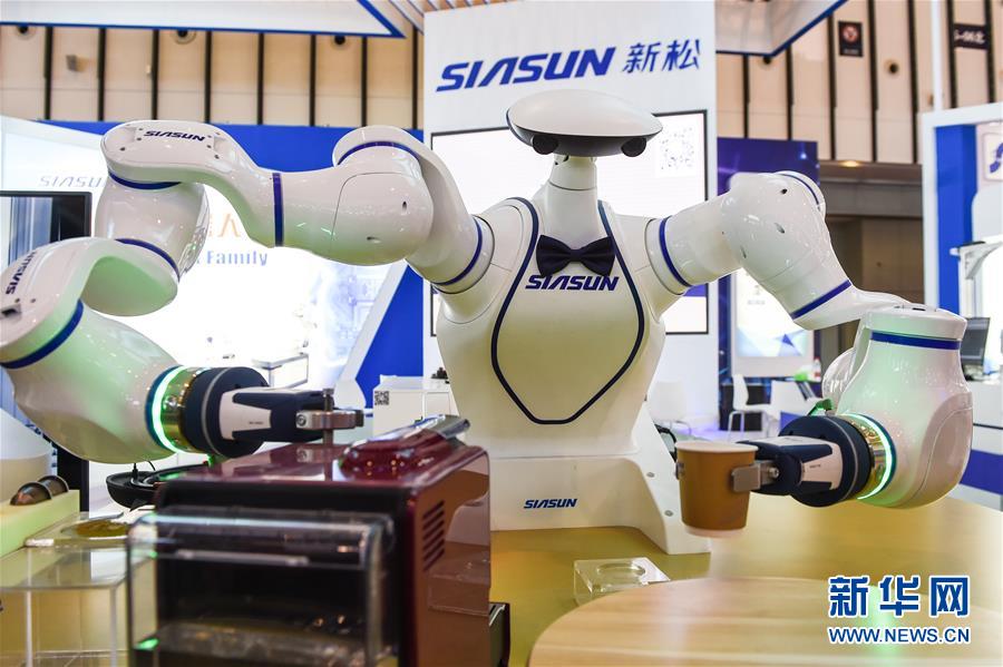 10月11日，一家企业展出的双臂协作机器人在制作咖啡。 当日，2018世界智能制造大会·智领全球博览会在南京国际博览中心开展。本次博览会以“赋能升级，智造未来”为主题，总展示面积约5万平方米，共有1900多家国内外企业参会参展。博览会将展示国内外智能制造领域的最新技术和顶尖产品，发布国内智能制造示范企业的最新发展成果，同时分享智能制造实际应用方面最前沿的解决方案。 新华社记者李博摄 图片来源：新华网