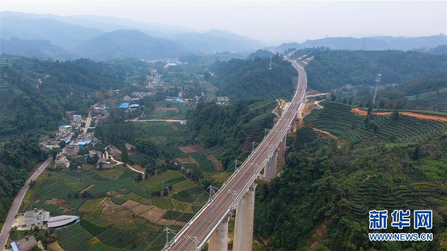 这是10月11日无人机拍摄的川藏铁路成雅段一座铁路桥。新华社记者薛玉斌摄 图片来源：新华网
