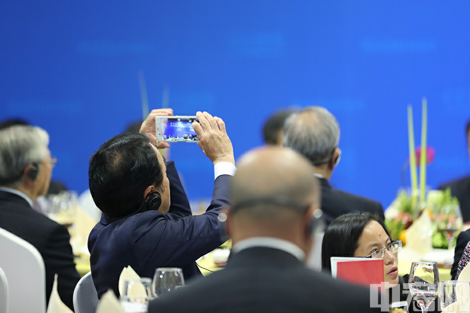 10月12日，第四轮中日企业家和前高官对话全体会议及闭幕午餐会在北京召开。图为参会代表拍照瞬间。中宏网 康书源 摄