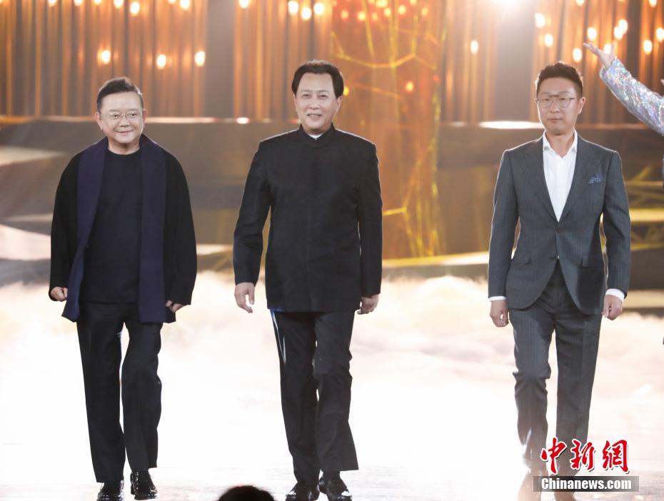 王刚、唐国强、林永健担任开奖嘉宾。湖南广电供图 图片来源：中新网
