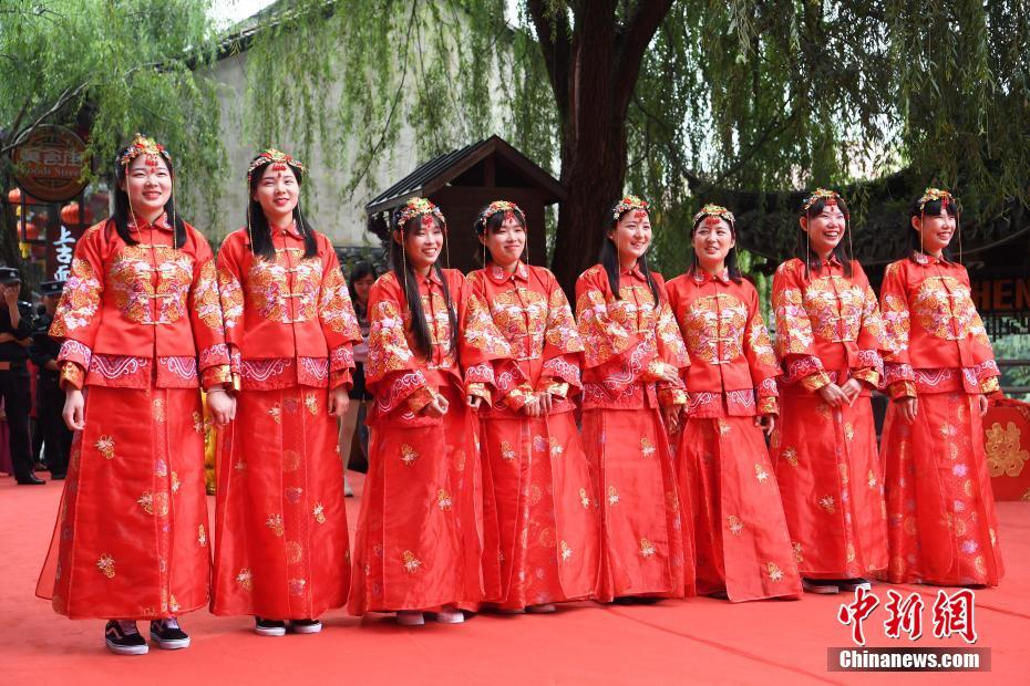 10月14日，10余对双胞胎女子和自己的爱人在杭州宋城景区内体验中式婚礼。当日，浙江省杭州市宋城景区举行双胞胎水上中式婚礼，吸引了来自全国各地的10余对双胞胎情侣报名参加。其中最引人瞩目的就是来自吉林的“奇缘组合”，一对双胞胎兄弟娶了一对双胞胎姐妹，还各自生了一个长得非常相似的女儿，看晕了现场游客，直呼“傻傻分不清”。婚礼现场，双胞胎女子和自己的爱人玩起“辨认游戏”，看是否能正确辨认自己的伴侣。 陈超 摄 图片来源：中新网