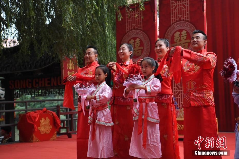 10月14日，10余对双胞胎女子和自己的爱人在杭州宋城景区内体验中式婚礼。当日，浙江省杭州市宋城景区举行双胞胎水上中式婚礼，吸引了来自全国各地的10余对双胞胎情侣报名参加。其中最引人瞩目的就是来自吉林的“奇缘组合”，一对双胞胎兄弟娶了一对双胞胎姐妹，还各自生了一个长得非常相似的女儿，看晕了现场游客，直呼“傻傻分不清”。婚礼现场，双胞胎女子和自己的爱人玩起“辨认游戏”，看是否能正确辨认自己的伴侣。 陈超 摄 图片来源：中新网