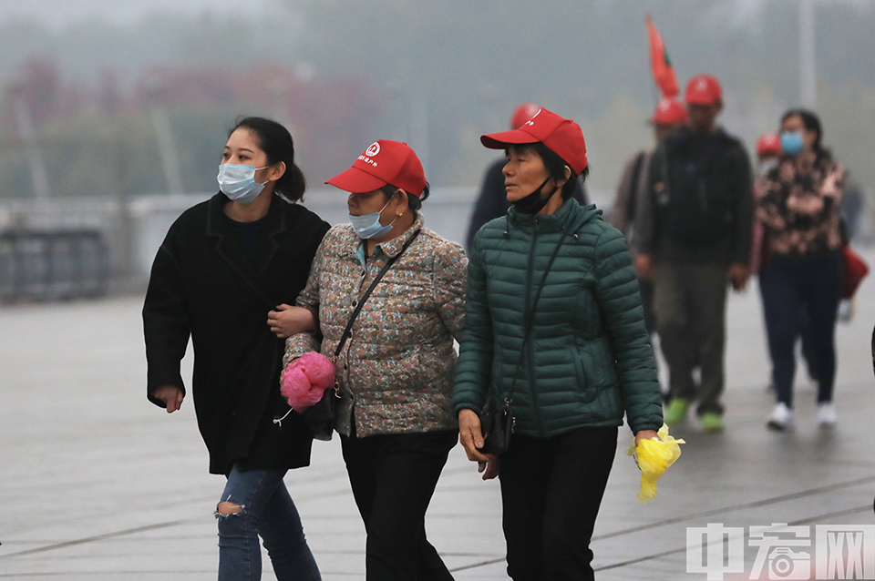 北京奥林匹克中心区内，游客戴口罩游览。 中宏网记者 富宇 摄