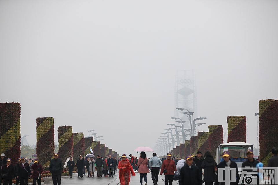 中宏网北京10月15日电（记者 富宇）14日起，北京、石家庄等部分城市出现重度空气污染。气象监测显示，15日夜间至16日，受降水和弱冷空气影响，华北中部等地的霾天气减弱或消散。入秋以来，北京连续出现多个蓝天白云的好天气，不过从14日开始华北中南部、黄淮北部等地大气扩散条件开始转差。图为北京奥林匹克中心区，远处的玲珑塔和观光塔几近“隐身”。 中宏网记者 富宇 摄
