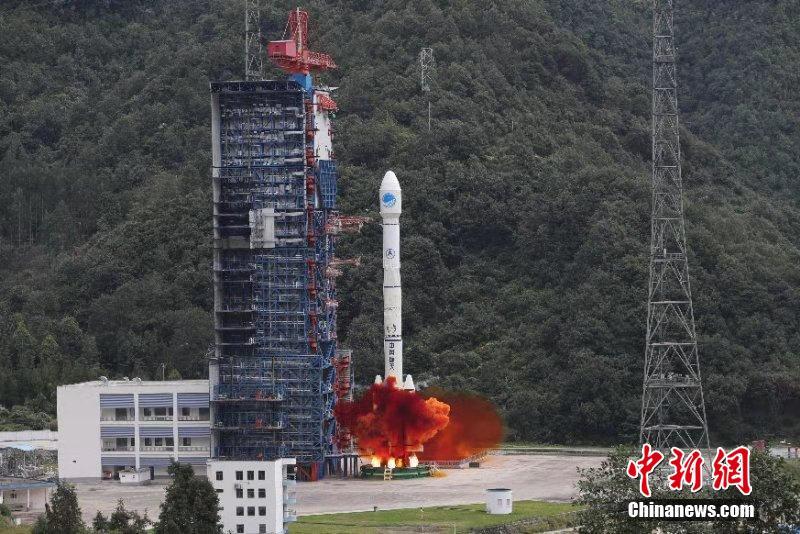 中国卫星导航系统管理办公室15日发布消息说，北京时间10月15日12时23分，中国在西昌卫星发射中心用长征三号乙运载火箭及远征一号上面级，以“一箭双星”方式成功发射第三十九、四十颗北斗导航卫星。这两颗卫星属于中圆地球轨道卫星，是中国北斗三号全球系统第十五、十六颗组网卫星。 孙自法 邓孟/文 梁珂岩 摄  图片来源：中新网