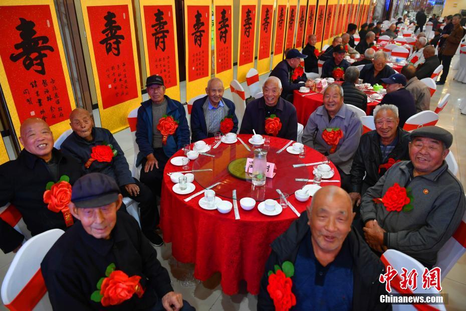 10月15日，中国传统节日“重阳”来临之际，河北石家庄西兆通镇的百余位80岁以上的老人乐享“百叟宴”，并收到祝“寿”字，开心地迎接自己的节日。图为参加“百叟宴”的老人们。中新社记者 翟羽佳 摄