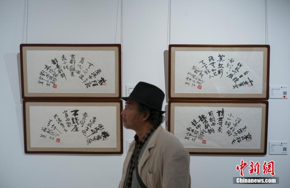 10月16日，观众在北京时间博物馆内参观莫言书法个展《笔墨生活——莫言墨迹展》，展览以笔记、诗词、对联等近百幅书法作品展示了莫言在日常生活中的书写实践。中新社记者 侯宇 摄 图片来源：中新网