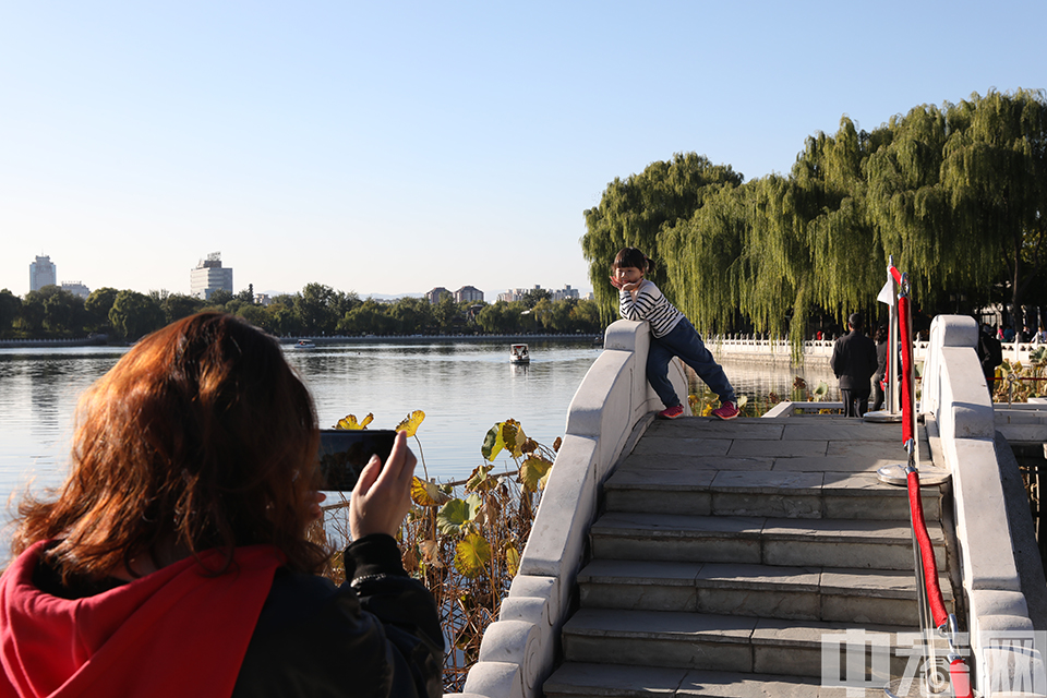 市民在新修建的环湖步道拍照。 中宏网记者 富宇 摄