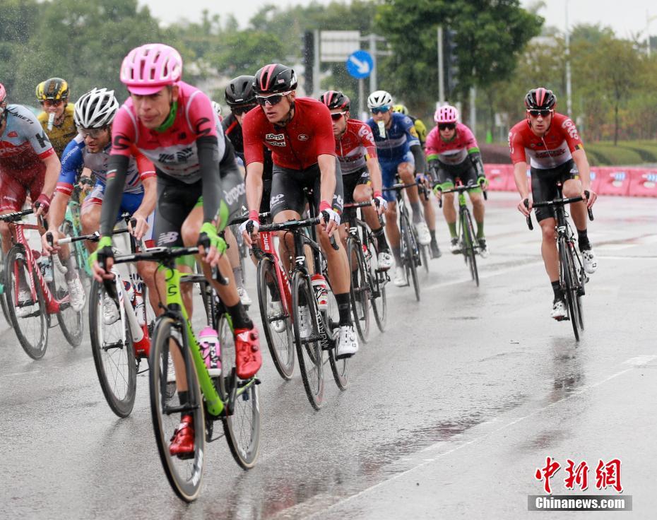 10月17日，2018环广西公路自行车世界巡回赛进入比赛第二天，选手们冒雨比赛，由广西北海市发车前往钦州市。中新社记者 曾开宏 摄