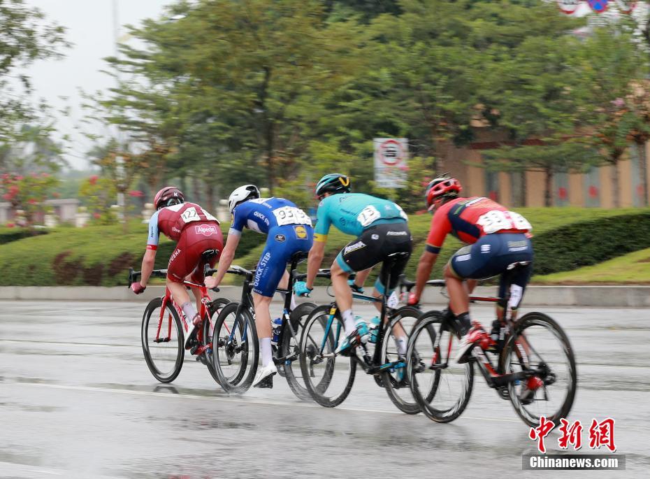 10月17日，2018环广西公路自行车世界巡回赛进入比赛第二天，选手们冒雨比赛，由广西北海市发车前往钦州市。中新社记者 曾开宏 摄