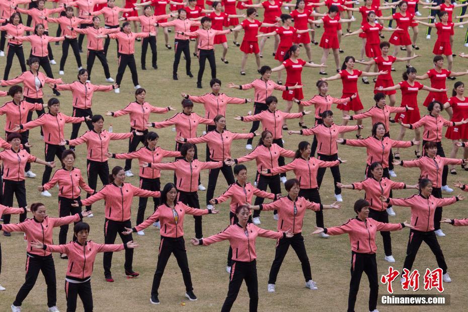 10月17日，为丰富企业退休员工的生活，浙江杭州为千余名企业退休员工举办排舞大赛。中新社发 金澍杰 摄