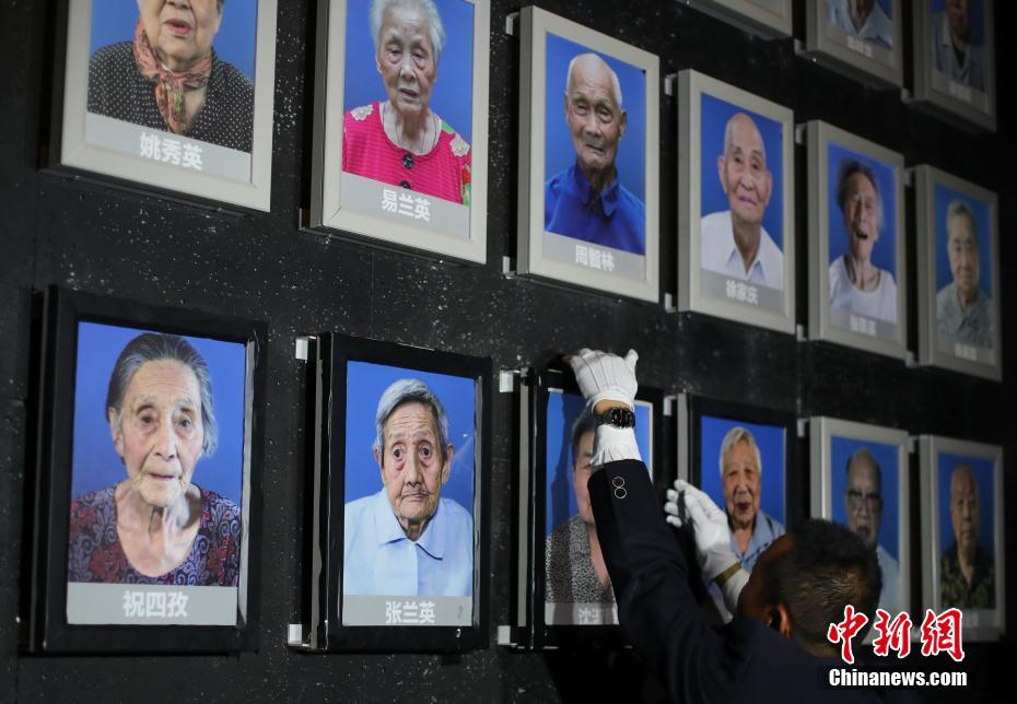 10月18日，侵华日军南京大屠杀遇难同胞纪念馆为最近去世的南京大屠杀幸存者张兰英、沈淑静举行熄灯、悼念仪式。中新社记者 泱波 摄