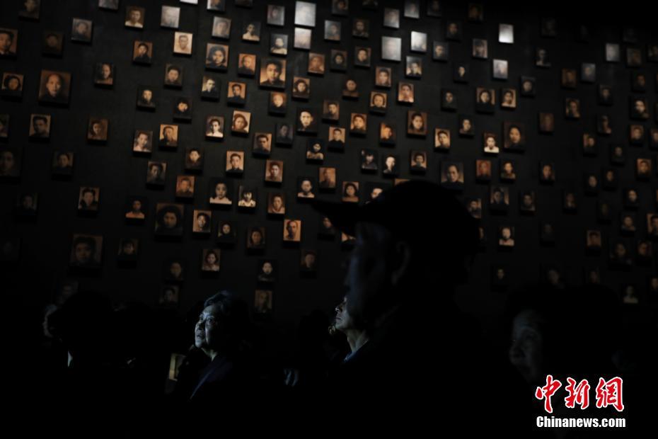 10月18日，侵华日军南京大屠杀遇难同胞纪念馆为最近去世的南京大屠杀幸存者张兰英、沈淑静举行熄灯、悼念仪式。中新社记者 泱波 摄