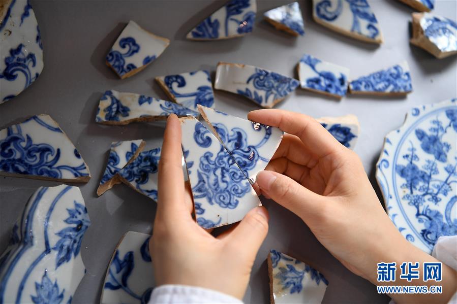 10月18日，在江西景德镇，工作人员对古瓷片进行比对。  新华社记者 万象 摄 图片来源：新华网
