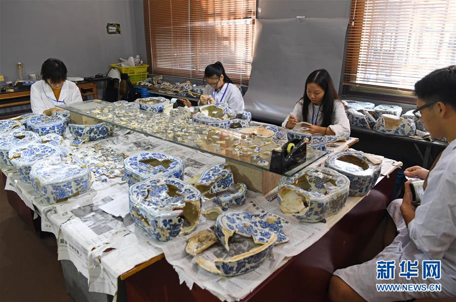 在江西景德镇，工作人员修复明代瓷枕（9月20日摄）。  新华社记者 万象 摄 图片来源：新华网