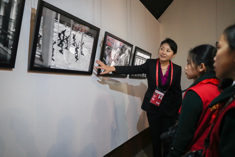 10月20日，北京国际摄影周2018在中华世纪坛开幕，本次摄影周涵盖开幕活动、系列展览、摄影市场、摄影讲堂、特约活动等五大板块，为市民带来了由31个国家摄影师的3047幅摄影作品及52个视频作品所组成的66个展览、33场论坛、讲座和10余场推介活动。 中宏网记者 富宇 摄