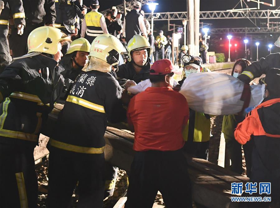 10月21日，救援人员在列车出轨翻覆事故现场工作。 据台铁最新通报，截至21日18时50分，普悠玛6432次列车出轨翻覆事故现场有17人死亡、101人受伤。 据台铁介绍，发生事故的普悠玛6432次列车21日下午3时9分从树林出发开往台东，下午4时50分在宜兰新马车站出轨，其中有车厢翻覆。事故原因还在调查中。 新华社记者金良快摄 图片来源：新华网