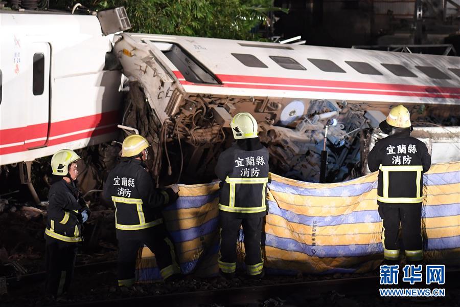 这是10月21日拍摄的列车出轨翻覆事故救援现场。 据台铁最新通报，截至21日18时50分，普悠玛6432次列车出轨翻覆事故现场有17人死亡、101人受伤。 据台铁介绍，发生事故的普悠玛6432次列车21日下午3时9分从树林出发开往台东，下午4时50分在宜兰新马车站出轨，其中有车厢翻覆。事故原因还在调查中。 新华社记者金良快摄 图片来源：新华网