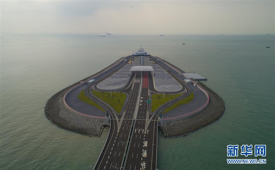 港珠澳大桥香港段（10月13日无人机拍摄）。 即将于10月24日通车的港珠澳大桥跨越伶仃洋，在香港、珠海和澳门三地之间架起一条直接陆路的通道。港珠澳大桥香港段由东端的香港口岸人工岛和向西连接大桥主体的12公里香港接线组成，是这一超级跨海通道的重要组成部分。 新华社记者吕小炜摄