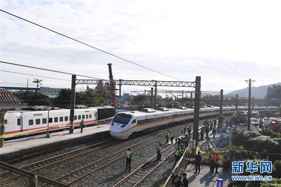 10月22日，列车驶过发生事故的新马车站。 台铁普悠玛6432次列车10月21日在台湾宜兰新马站附近出轨，已致18人死亡、164人受伤。经抢修10月22日清晨，西线恢复单线双向行车。 新华社记者金良快摄