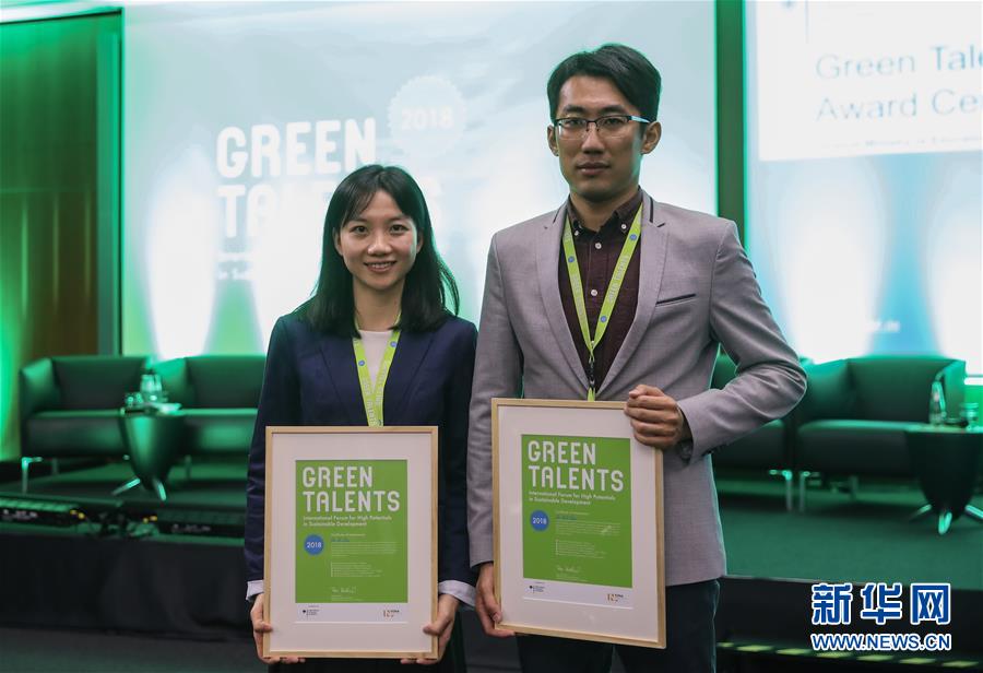 10月22日，在德国首都柏林的德国联邦教研部，来自中国的获奖者周迪（左）和单钰理在“绿色精英”奖颁奖仪式后合影。 德国联邦教研部22日在柏林授予包括两名中国学者在内的全球25名青年科研人员“绿色精英”奖，以表彰他们在可持续发展领域的创新研究。 新华社记者单宇琦摄