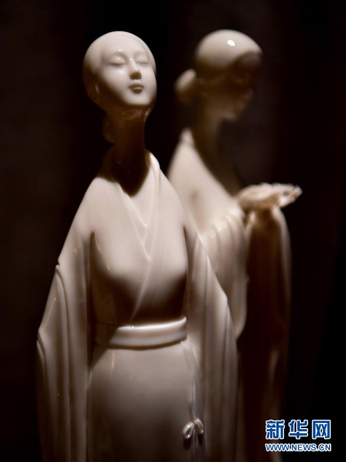 这是王代丁的瓷雕作品《且听风吟》，2017年被中国收藏家协会推荐为优秀收藏作品（10月23日摄）。 新华社记者魏培全摄
