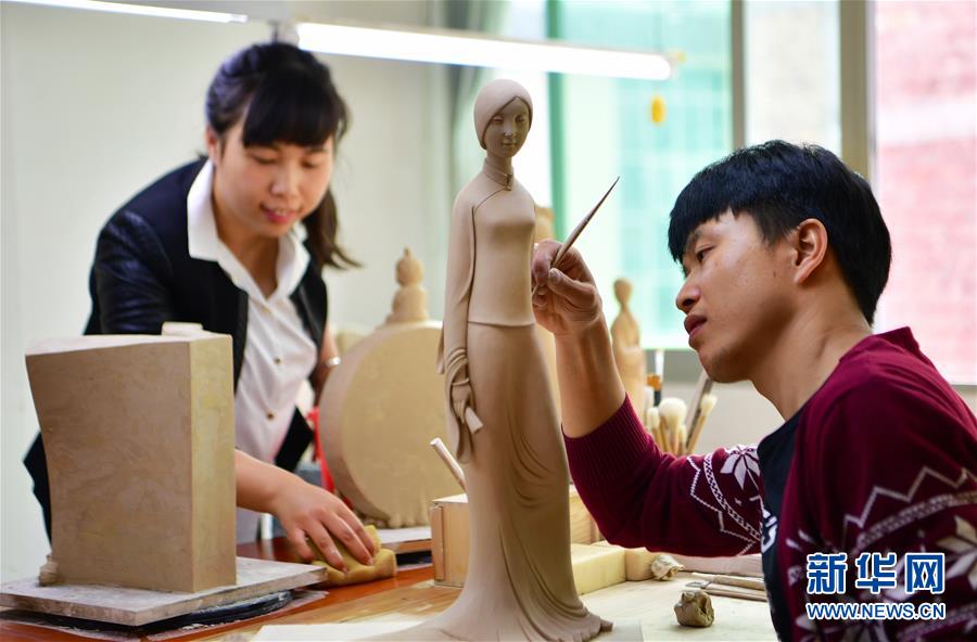 10月23日，王代丁（右）和张娜娜在自己的陶艺工作室里进行瓷雕创作。<br/>

　　王代丁和张娜娜是一对“80后”夫妻。2012年，他们从福建泉州工艺美术职业学院毕业后来到德化县自主创业。王代丁在中国陶瓷艺术大师许瑞峰的指导下，学习传统的陶瓷制作手艺，掌握了制作德化瓷雕的基本要领。2016年，王代丁和张娜娜在德化县科技园建起了自己的陶艺工作室。<br/>

　　努力总会有收获，王代丁夫妻创作的瓷雕作品开始陆续在国内获奖，他们已成为当地小有名气的年轻陶瓷艺术家。“我最大爱好就是和泥土打交道，觉得这样才更充实更开心，梦想能把这门瓷雕手艺发扬光大！”王代丁说。<br/>

　　新华社记者魏培全摄