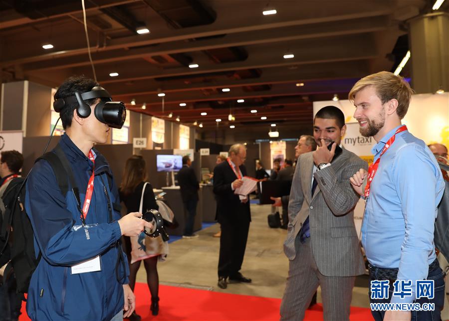 10月23日，在意大利米兰，参观者在米兰国际信息通讯技术及消费电子博览会上体验虚拟现实产品。  新华社记者程婷婷摄