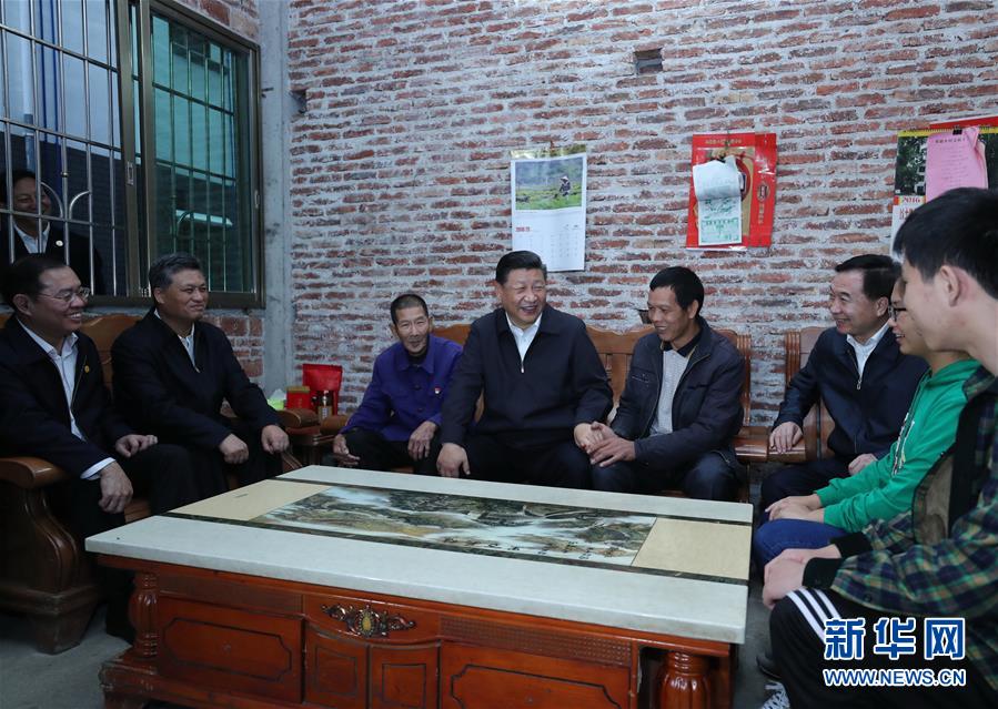10月22日至25日，中共中央总书记、国家主席、中央军委主席习近平在广东考察。这是10月23日下午，习近平在英德市连江口镇连樟村贫困户陆奕和家，同他们亲切地拉家常。 新华社记者鞠鹏摄 图片来源：新华网