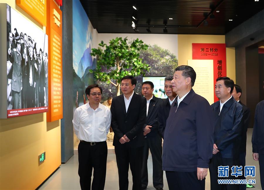 10月22日至25日，中共中央总书记、国家主席、中央军委主席习近平在广东考察。这是10月24日上午，习近平在深圳参观“大潮起珠江——广东改革开放40周年展览”。 新华社记者谢环驰摄 图片来源：新华网