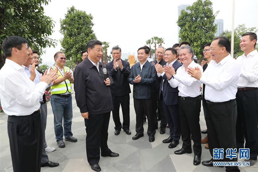 10月22日至25日，中共中央总书记、国家主席、中央军委主席习近平在广东考察。这是10月24日上午，习近平在广东自由贸易试验区深圳前海蛇口片区考察。在前海石前，习近平同前海建设者和见证者代表同话沧桑巨变。 新华社记者鞠鹏摄 图片来源：新华网