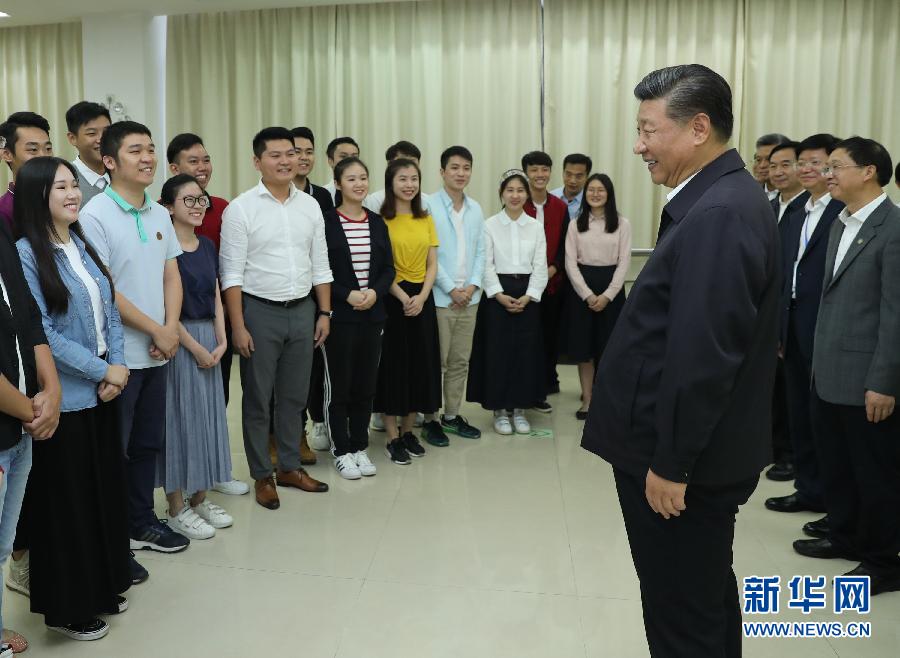 10月22日至25日，中共中央总书记、国家主席、中央军委主席习近平在广东考察。这是10月24日下午，习近平在广州考察暨南大学时同部分港澳台同胞和海外侨胞学生交流。 新华社记者鞠鹏摄 图片来源：新华网